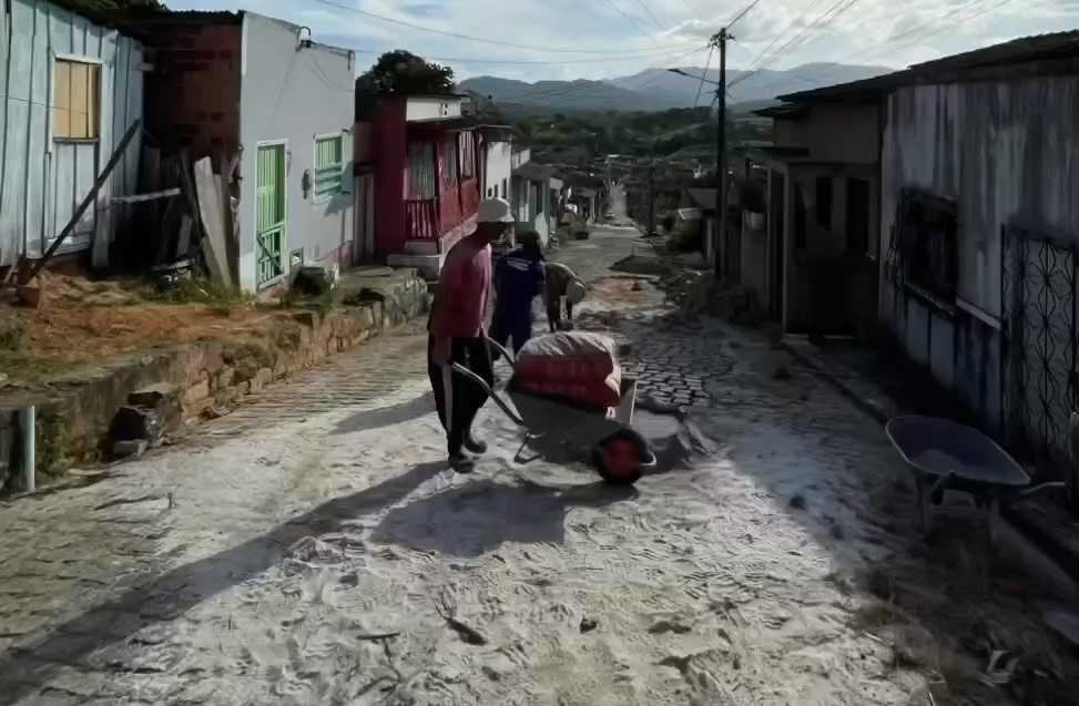Camacã: Prefeito Paulo do Gás acompanha equipes no trabalho de limpeza e recuperação de ruas